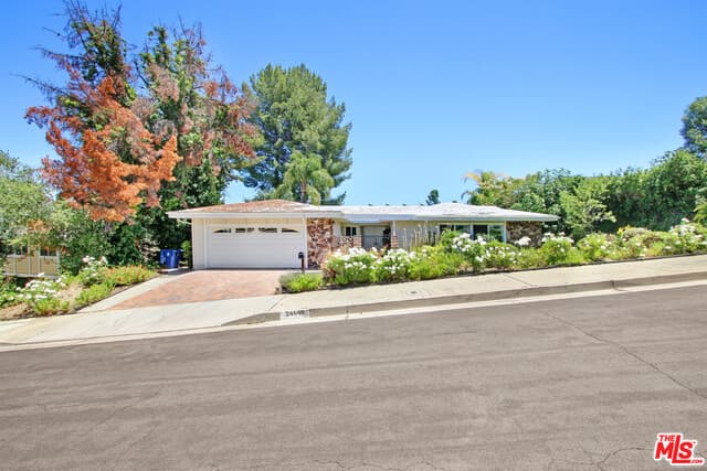 4 bd, 3 ba House in Woodland Hills, CA — $9,050/mo — photo 1
