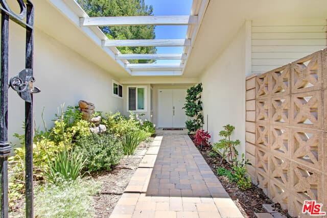 4 bd, 3 ba House in Woodland Hills, CA — $9,050/mo — photo 2
