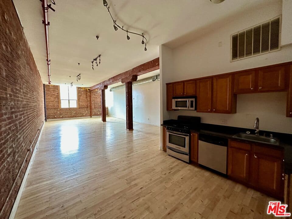 1 bd, 1 ba Townhouse in Los Angeles, CA — $2,879/mo — photo 1