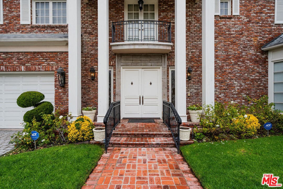6 bd, 8 ba House in Beverly Hills, CA — $40,000/mo — photo 2