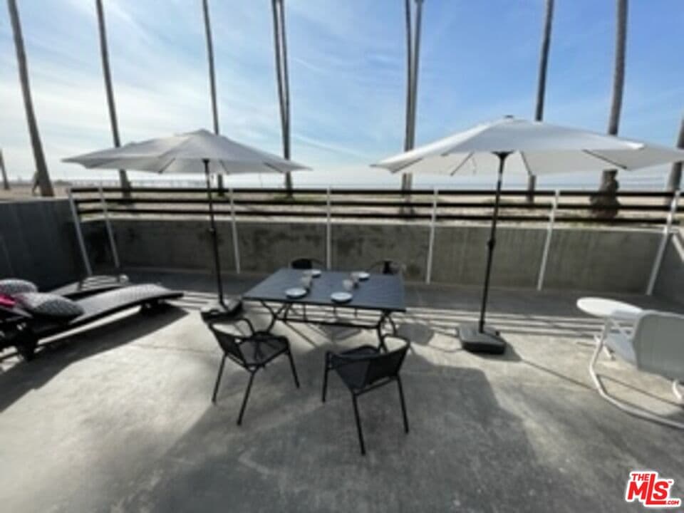 3 bd, 2 ba Townhouse in Venice, CA — $11,000/mo — photo 2