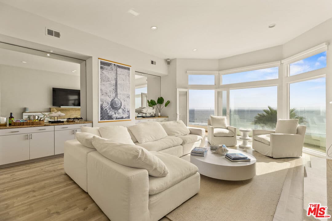 4 bd, 3 ba Condo in Manhattan Beach, CA — $40,000/mo — photo 1