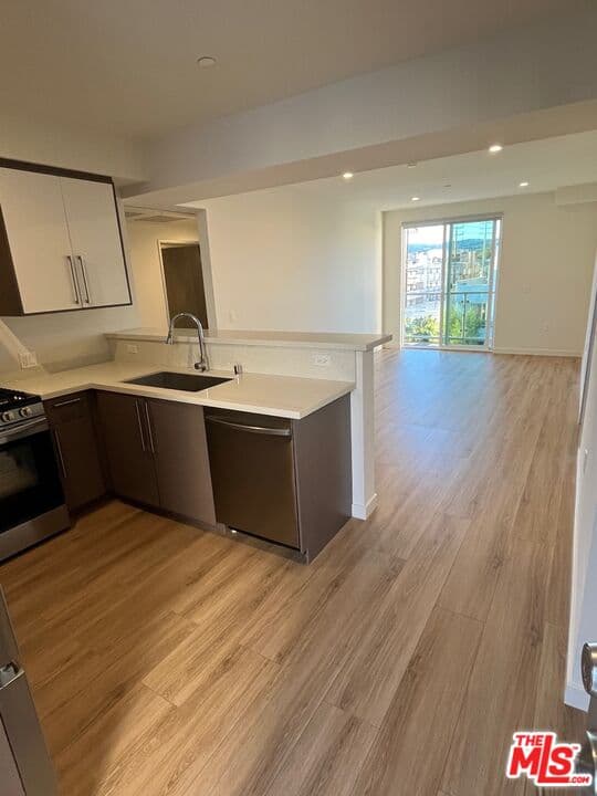 3 bd, 3 ba Condo in Los Angeles, CA — $4,700/mo — photo 2