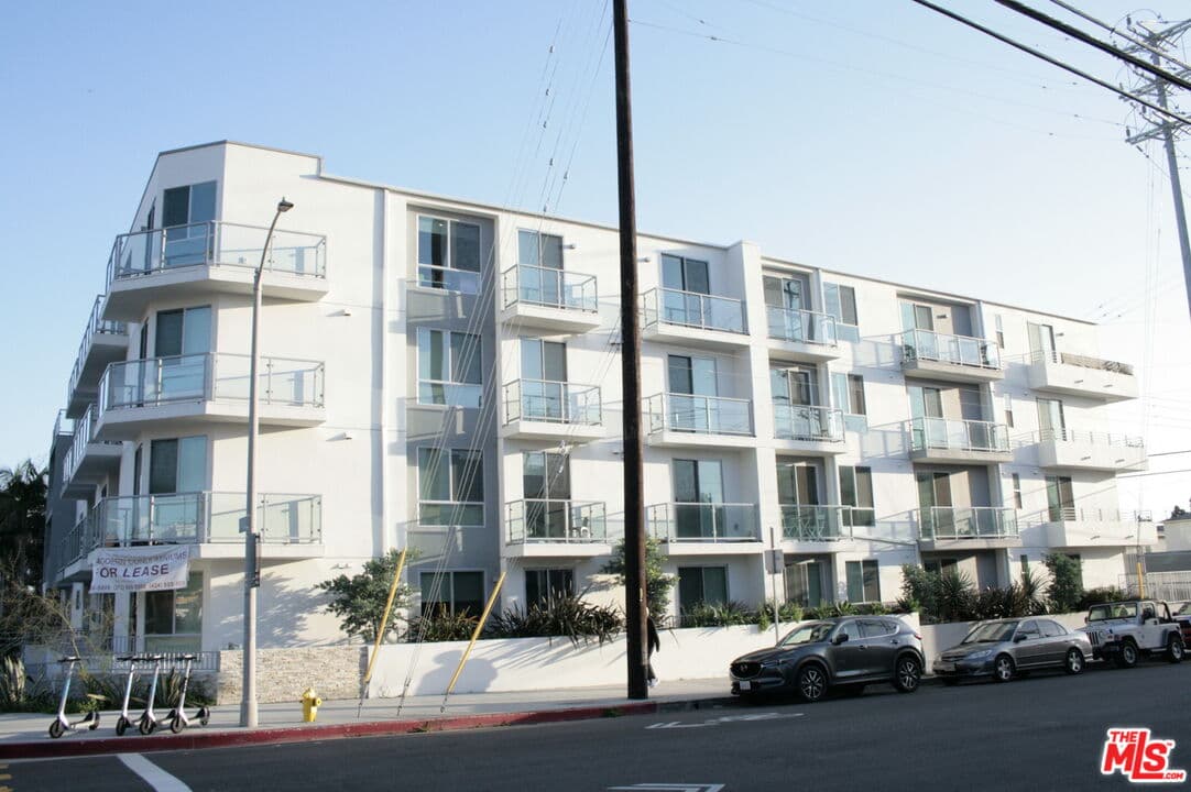 3 bd, 3 ba Condo in Los Angeles, CA — $4,700/mo — photo 1