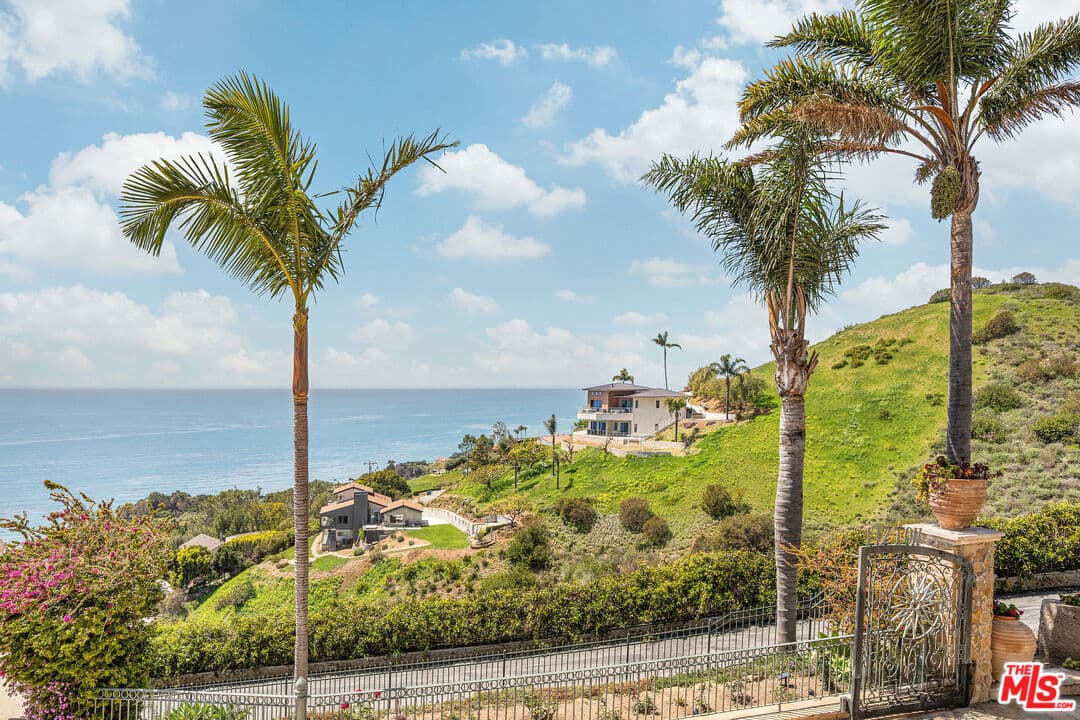 1 bd, 2 ba Townhouse in Malibu, CA — $7,500/mo — photo 2