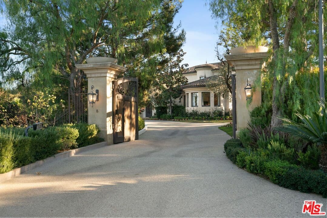 6 bd, 10 ba House in Beverly Hills, CA — $68,000/mo — photo 2