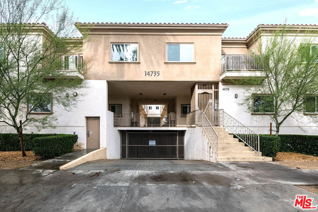 3 bd, 3 ba Townhouse in Van Nuys, CA — $3,450/mo — photo 1