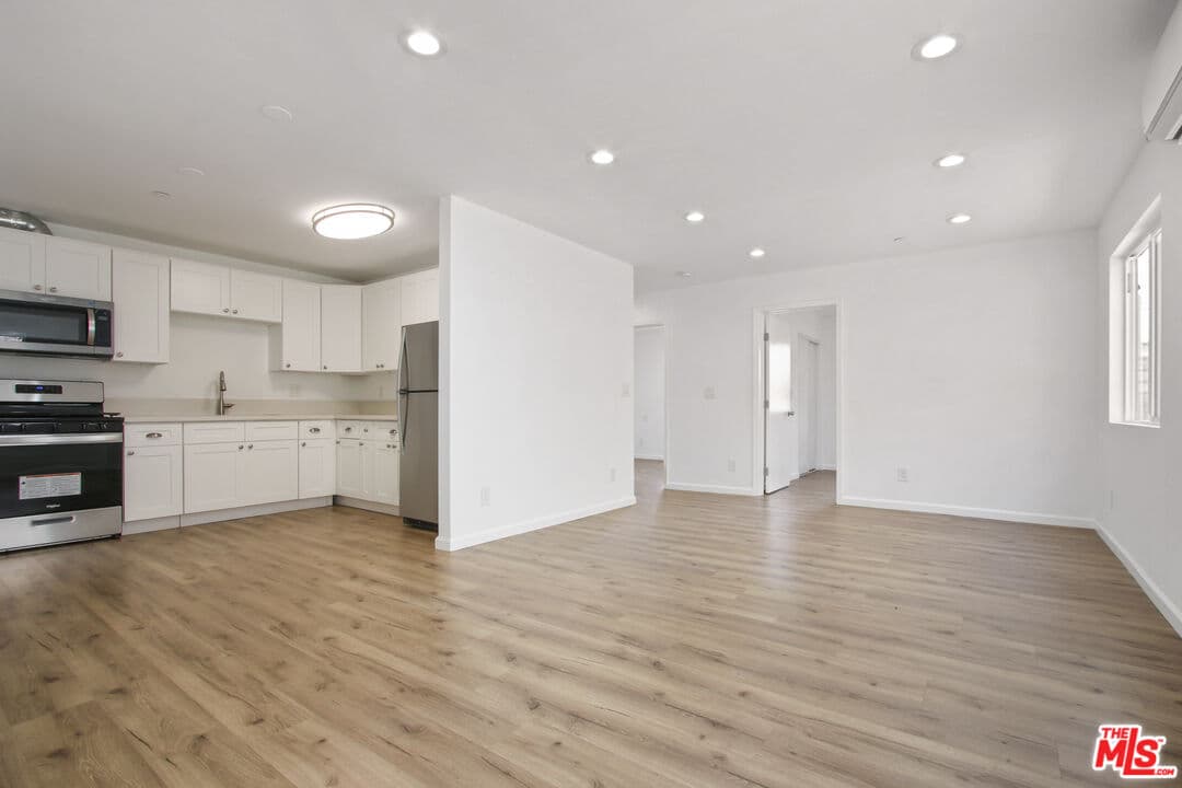 5 bd, 3 ba Townhouse in Los Angeles, CA — $4,595/mo — photo 2