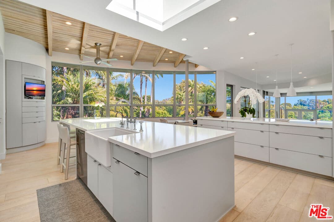5 bd, 5 ba House in Malibu, CA — $39,000/mo — photo 2