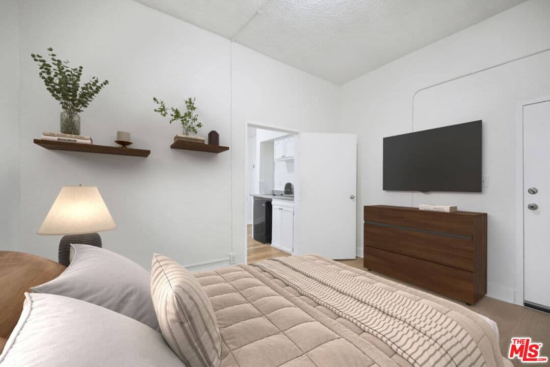 1 bd, 1 ba Apartment in Los Angeles, CA — $1,250/mo — photo 2