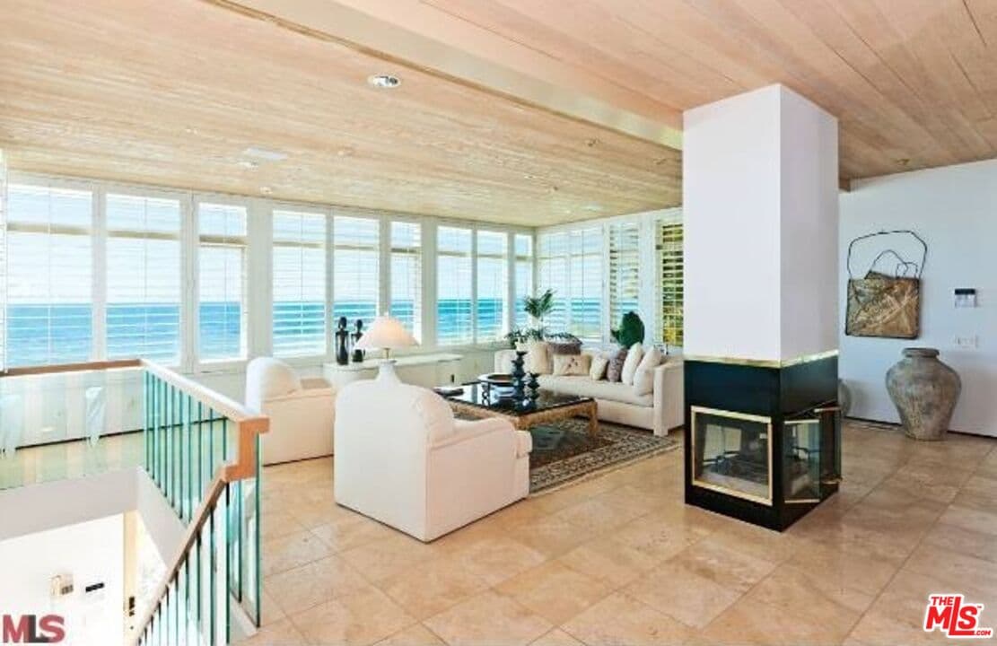 6 bd, 5 ba House in Malibu, CA — $55,000/mo — photo 2
