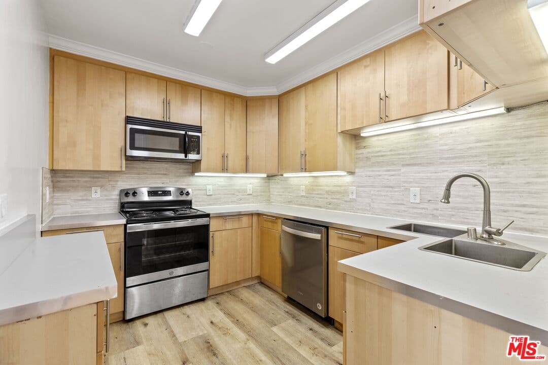 3 bd, 2 ba Apartment in Santa Monica, CA — $4,080/mo — photo 2
