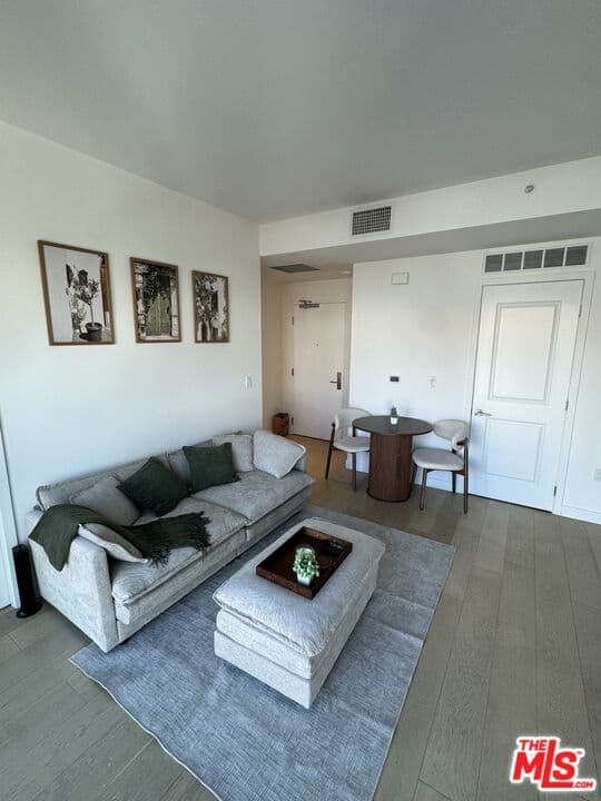 1 bd, 1 ba Condo in Los Angeles, CA — $2,800/mo — photo 2
