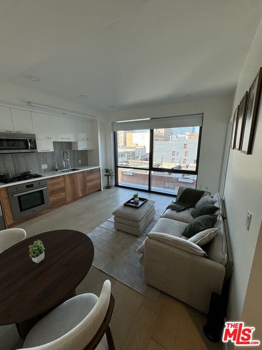 1 bd, 1 ba Condo in Los Angeles, CA — $2,800/mo — photo 1