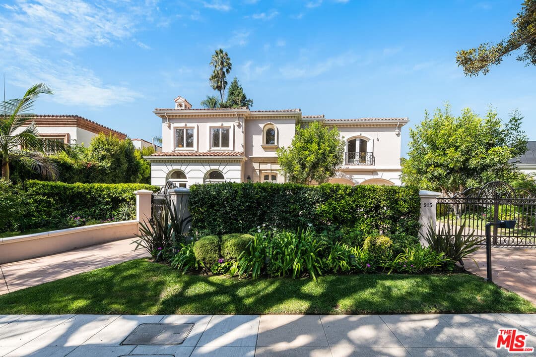 5 bd, 7 ba House in Beverly Hills, CA — $65,000/mo — photo 2