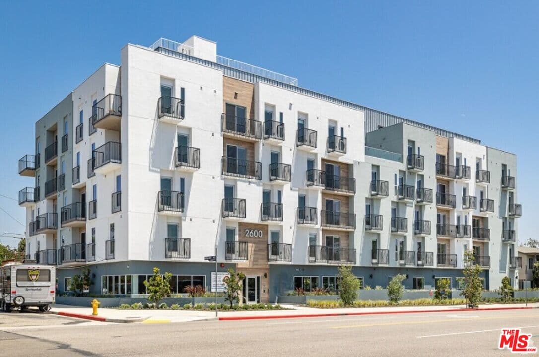 3 bd, 3 ba Apartment in Los Angeles, CA — $4,895/mo — photo 1