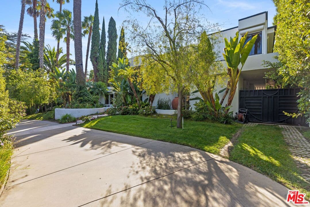 7 bd, 7 ba House in Beverly Hills, CA — $45,000/mo — photo 2