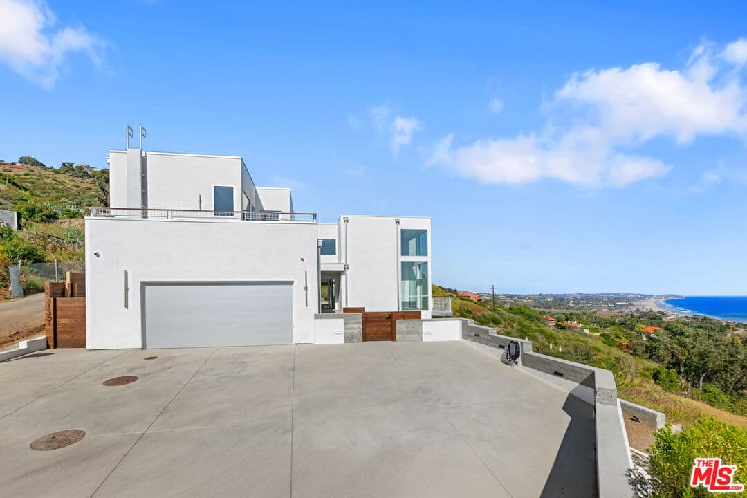 5 bd, 6 ba House in Malibu, CA — $25,000/mo — photo 2