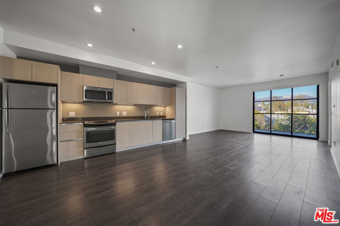 2 bd, 2 ba Townhouse in Los Angeles, CA — $3,609/mo — photo 2