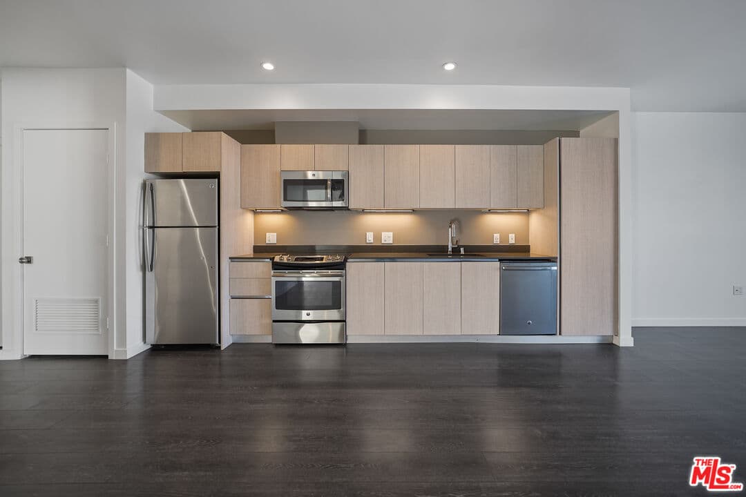 2 bd, 2 ba Townhouse in Los Angeles, CA — $3,609/mo — photo 1