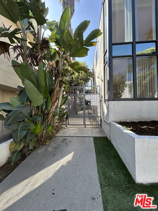 2 bd, 1 ba Apartment in Los Angeles, CA — $2,880/mo — photo 2