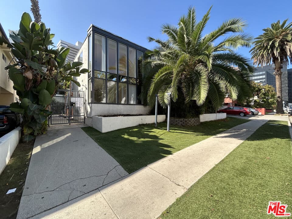 2 bd, 1 ba Apartment in Los Angeles, CA — $2,880/mo — photo 1