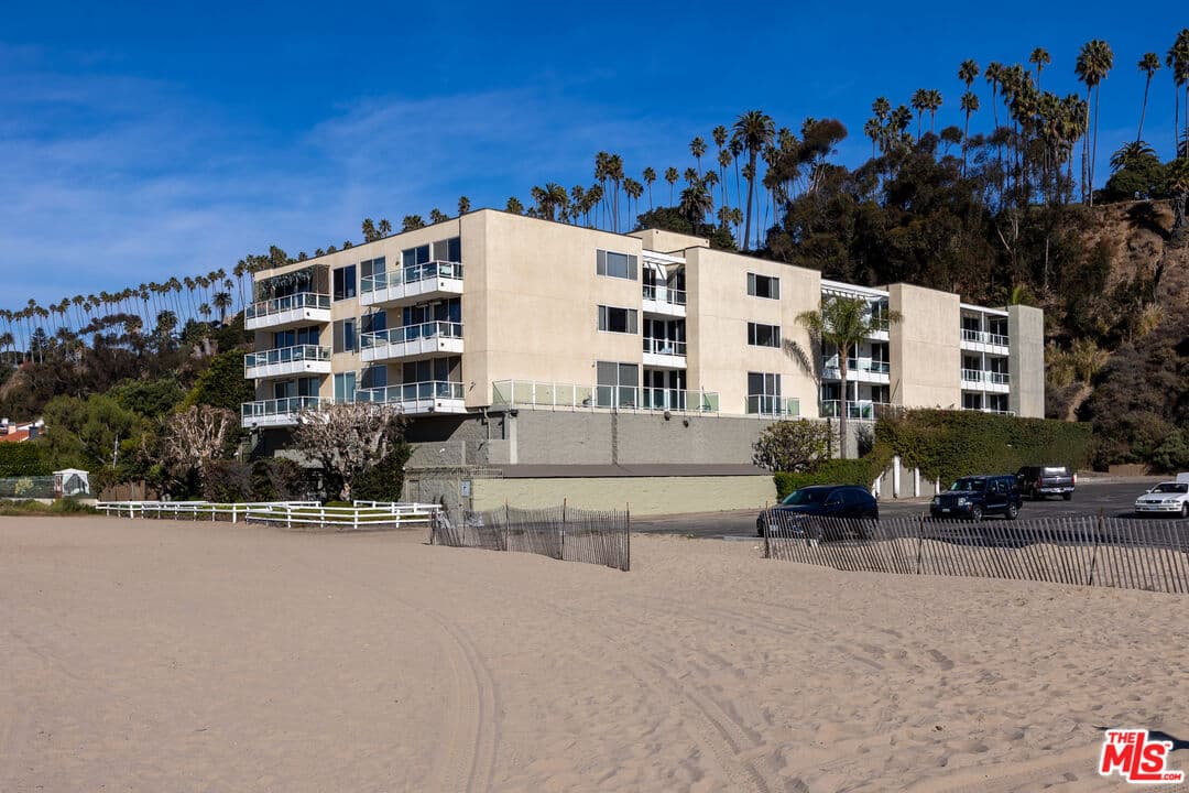 2 bd, 2 ba Condo in Santa Monica, CA — $8,995/mo — photo 2