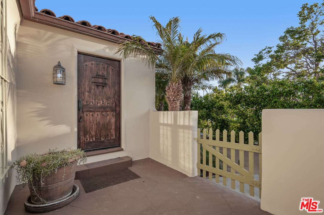FRONT PORCH (photo 2 of 25)
