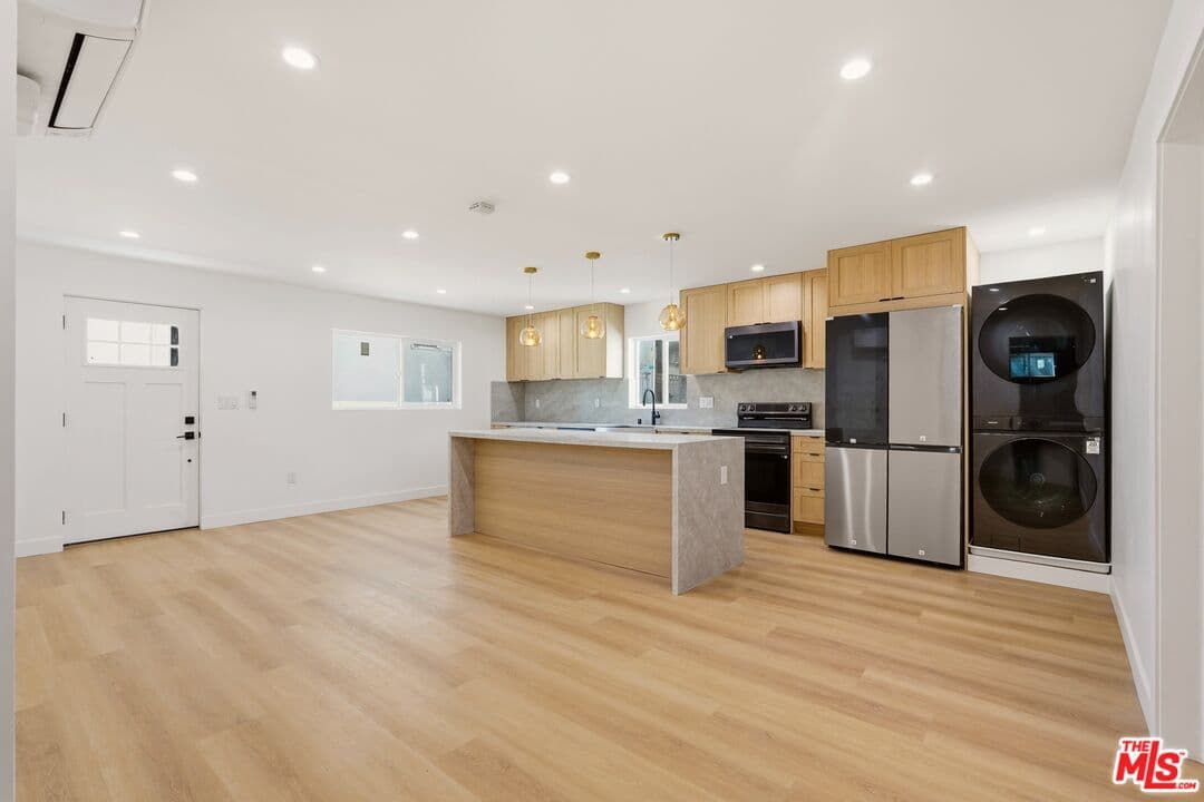3 bd, 2 ba Townhouse in Los Angeles, CA — $5,200/mo — photo 2