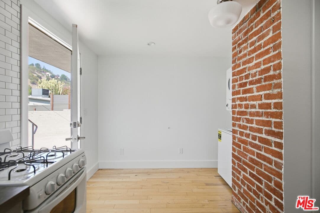 Studio, 1 ba Apartment in Los Angeles, CA — $1,795/mo — photo 2