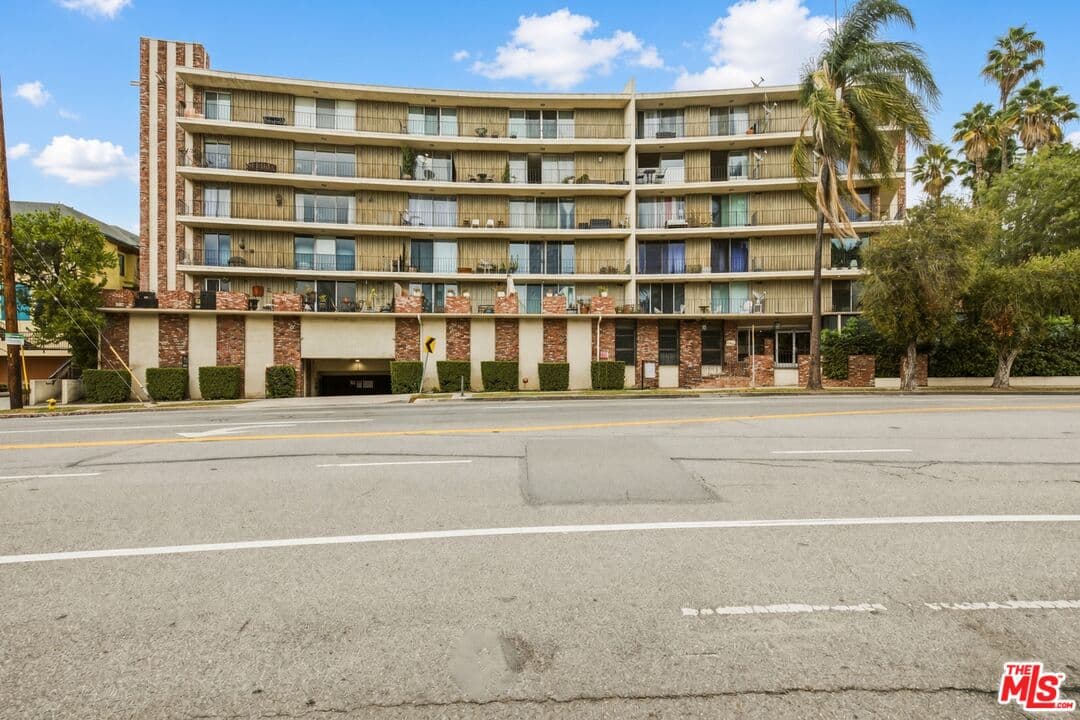 1 bd, 1 ba Condo in Los Angeles, CA — $2,300/mo — photo 2