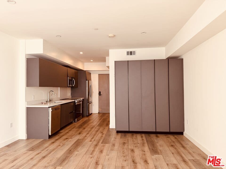 Studio, 1 ba Apartment in Los Angeles, CA — $1,795/mo — photo 2