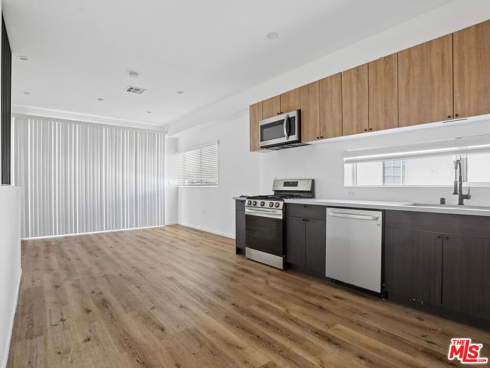 3 bd, 3 ba Townhouse in Los Angeles, CA — $3,895/mo — photo 2
