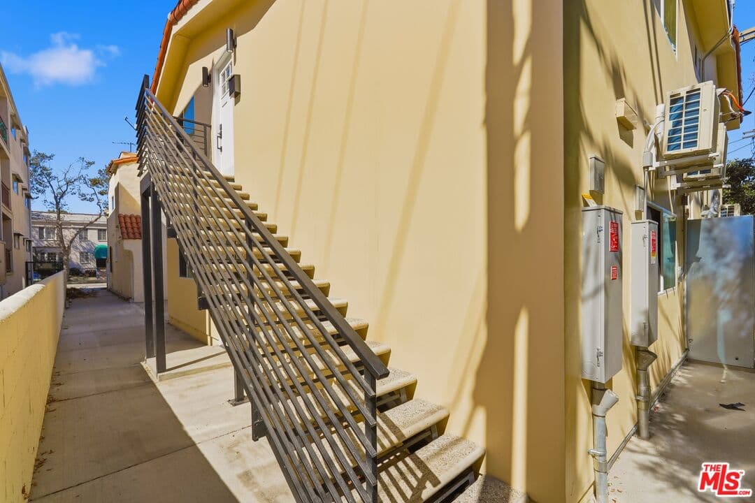 3 bd, 2 ba Townhouse in Los Angeles, CA — $5,500/mo — photo 2