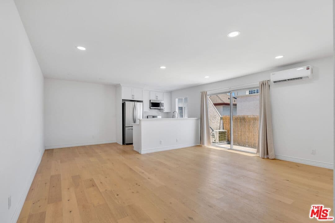 2 bd, 2 ba Condo in Glendale, CA — $3,400/mo — photo 2