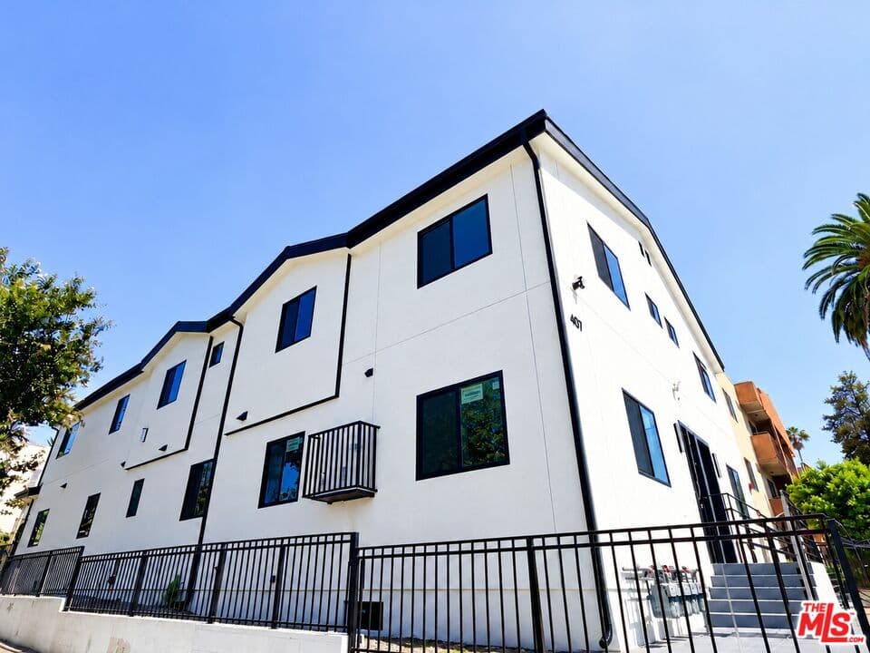 3 bd, 3 ba Townhouse in Los Angeles, CA — $4,500/mo — photo 2