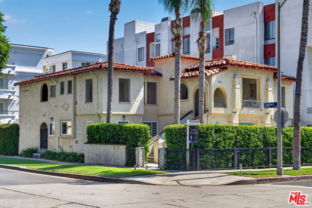 3 bd, 2 ba Apartment in Los Angeles, CA — $4,995/mo — photo 2