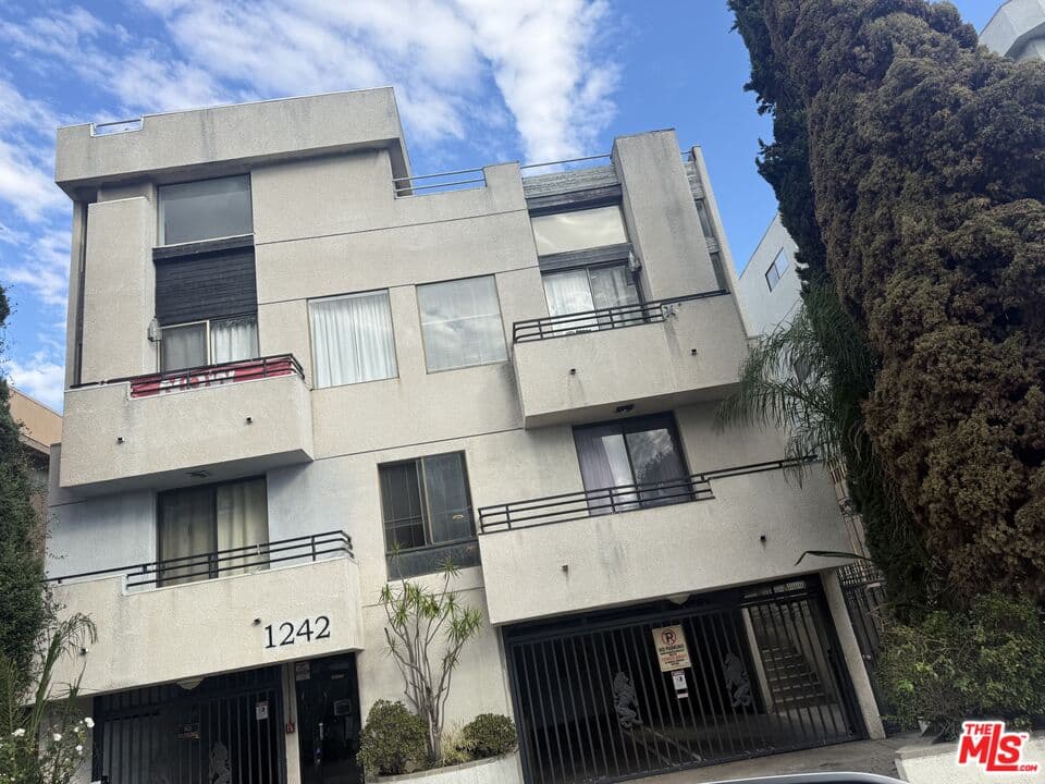 2 bd, 3 ba Condo in Los Angeles, CA — $3,195/mo — photo 2