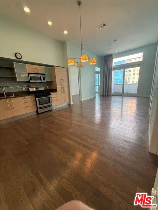 2 bd, 2 ba Condo in Los Angeles, CA — $3,450/mo — photo 2