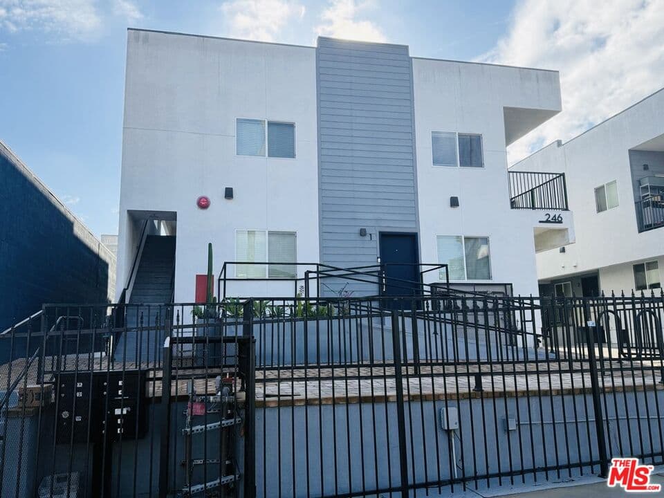 1 bd, 1 ba Townhouse in Los Angeles, CA — $2,150/mo — photo 2