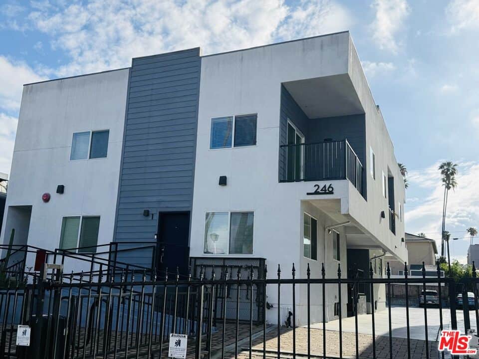 1 bd, 1 ba Townhouse in Los Angeles, CA — $2,150/mo — photo 1