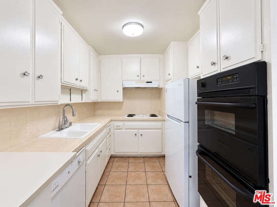 2 bd, 2 ba Townhouse in Los Angeles, CA — $2,950/mo — photo 2