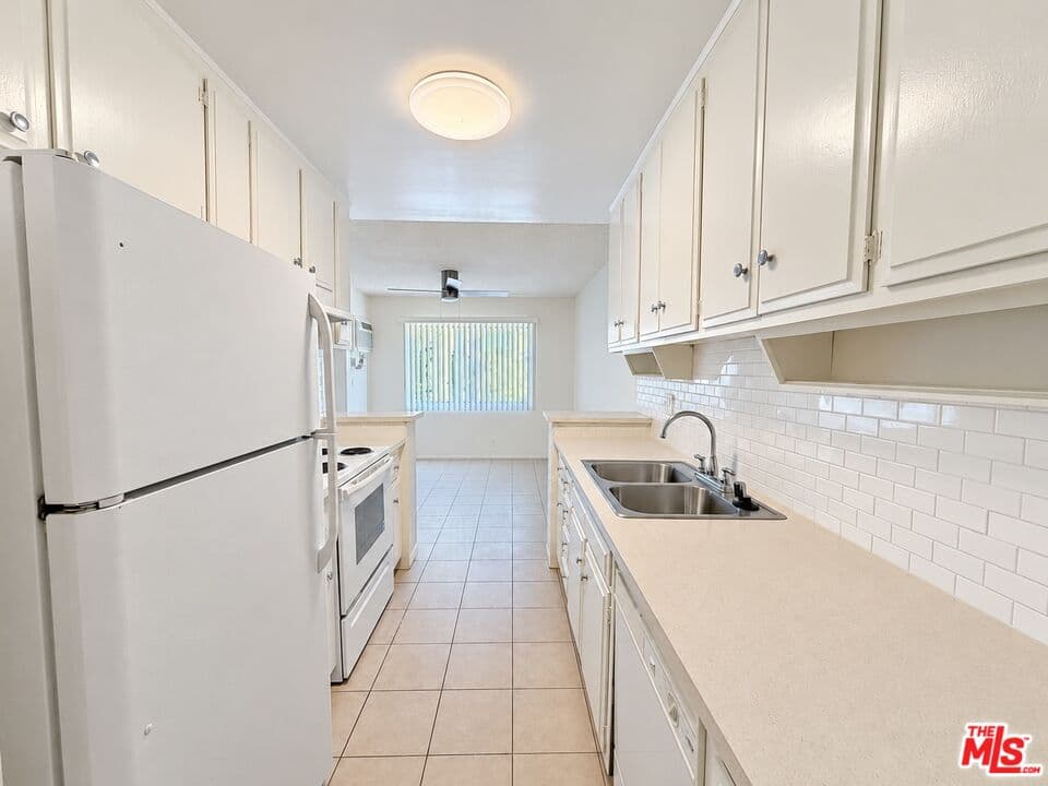 2 bd, 2 ba Townhouse in Los Angeles, CA — $2,950/mo — photo 2