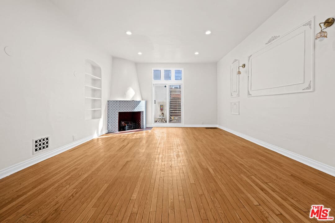 3 bd, 3 ba Townhouse in Los Angeles, CA — $4,786/mo — photo 2