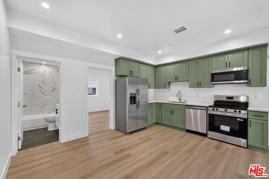 4 bd, 4 ba Townhouse in Los Angeles, CA — $3,500/mo — photo 2