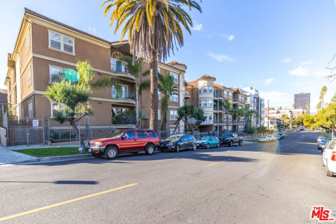 2 bd, 2 ba Condo in Los Angeles, CA — $2,800/mo — photo 2