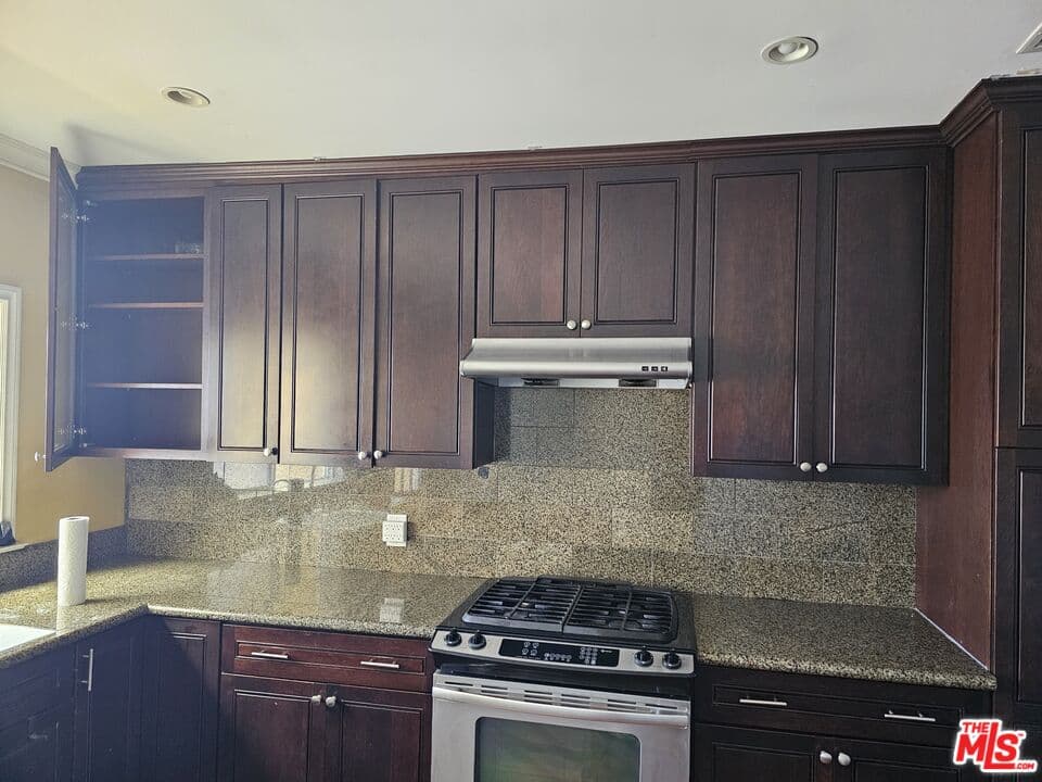 3 bd, 2 ba Townhouse in Los Angeles, CA — $3,700/mo — photo 2