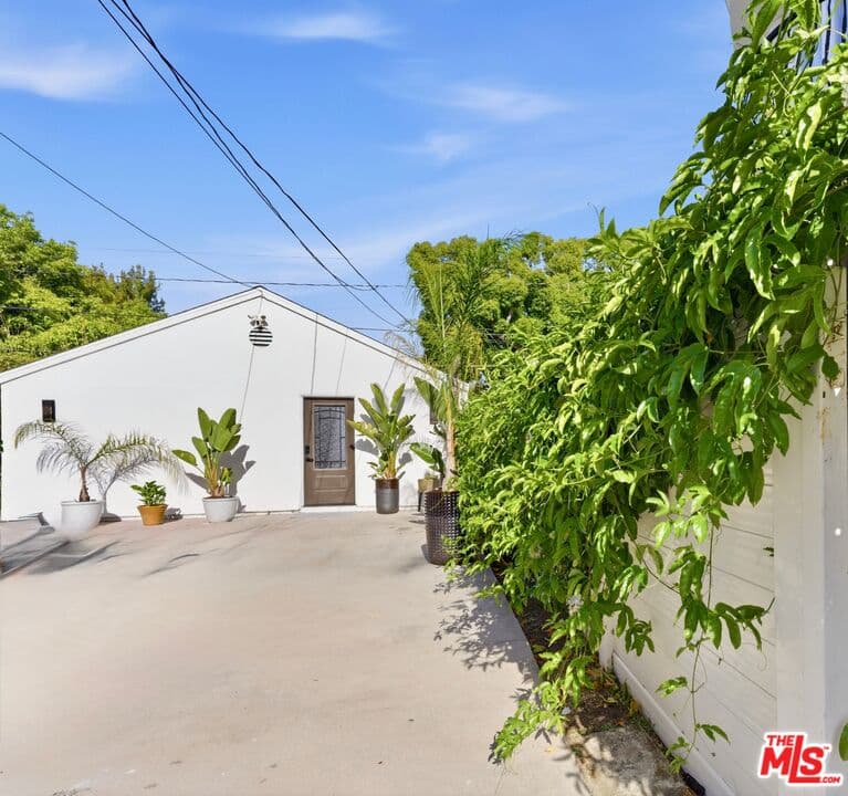 Studio, 1 ba House in Beverly Hills, CA — $3,200/mo — photo 2
