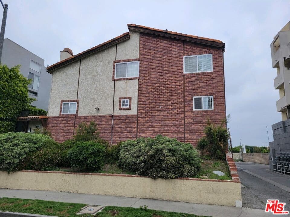 2 bd, 3 ba Townhouse in Los Angeles, CA — $3,600/mo — photo 1