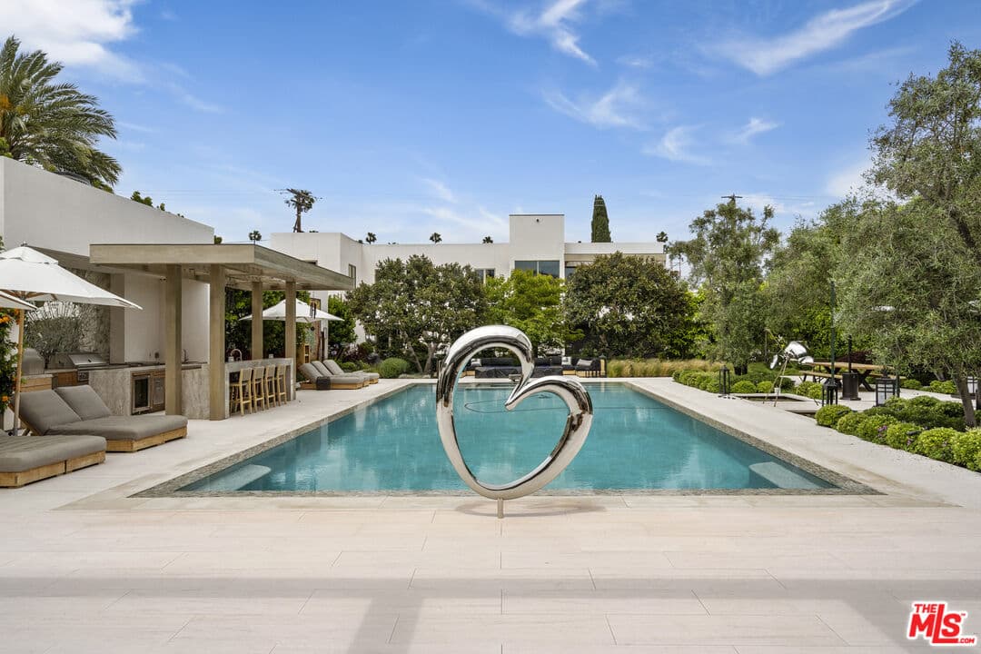 7 bd, 13 ba House in Beverly Hills, CA — $260,000/mo — photo 1